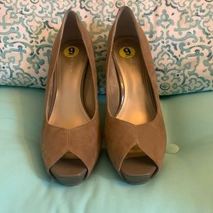 Peep toe suede pumps